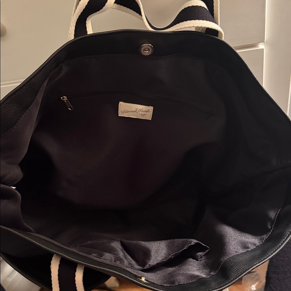 Universal Thread Classic Black Handbag with Beige Handles - Picture 3 of 4
